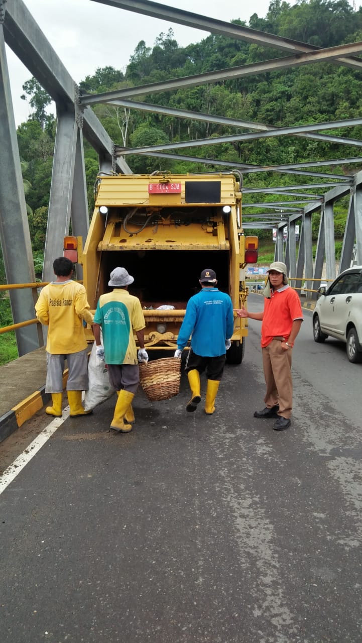 penurunan armada mobil compector pengangkut sampah 