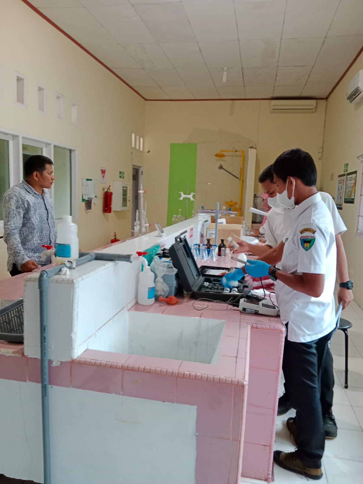 PELATIHAN MAGANG DARI UPT LABORATRIUM LINGKUNGAN KOTA SOLOK DI LABORATORIUM DINAS PERKIMTANLH KABUPA