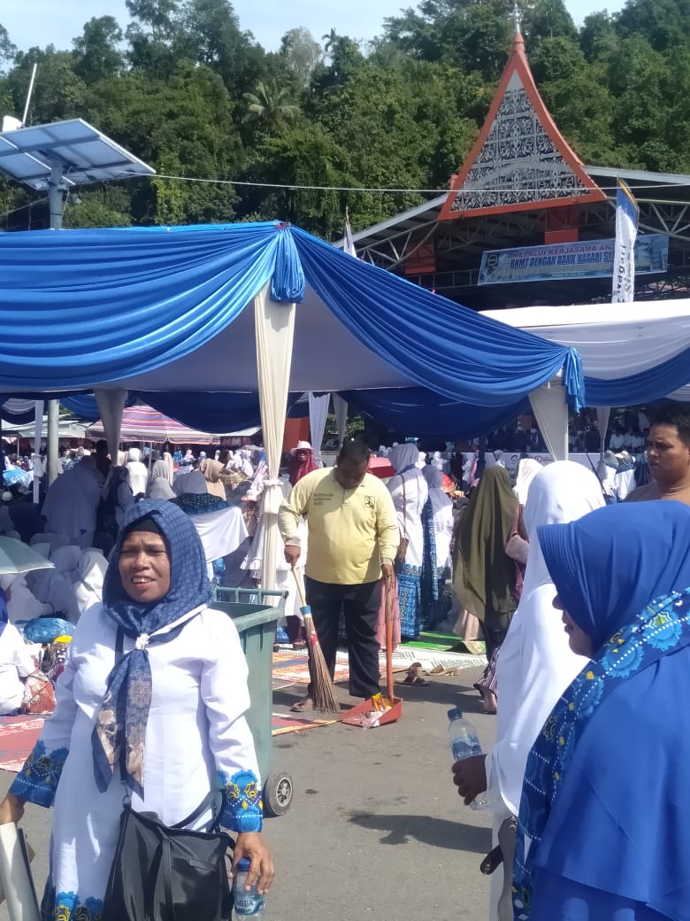 PETUGAS KEBERSIHAN MEMBERSIHKAN KAWASAN CAROCOK PAINAN PADA ACARA BKMT PESISIR SELATAN