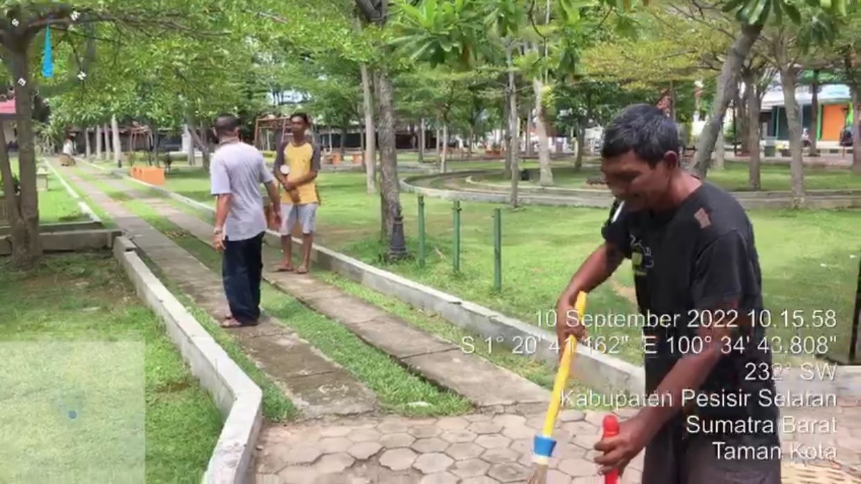 Pemantauan  Kebersihan dan keindahan kawasan taman spora masjid akbar painan