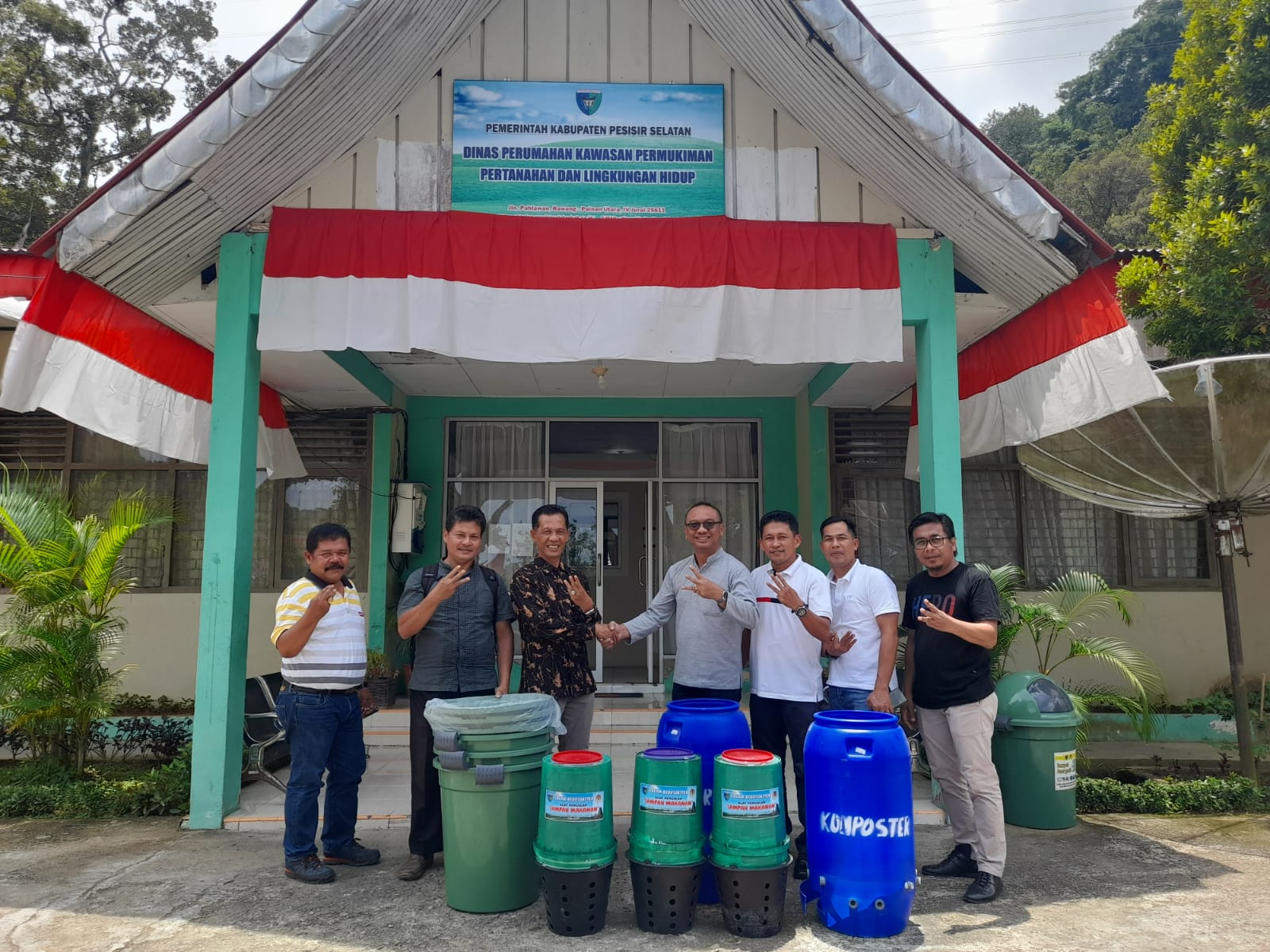 PENYERAHAN BANTUAN TONG SAMPAH, SOLAR BIO DEGESTER,DAN KOMPOSTER